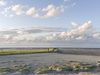 Weiter Blick über den Naturstrand und das Wattenmeer