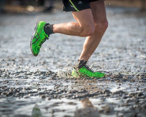 Beine eines Läufers beim Friesencross im Watt 