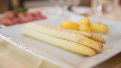 Teller mit Spargel und Kartoffeln