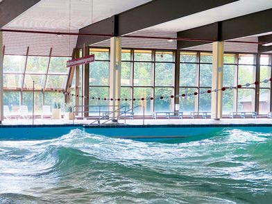 Wellenaktivität im Meerwasser-Hallenwellenbad