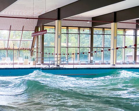 Wellenaktivität im Meerwasser-Hallenwellenbad
