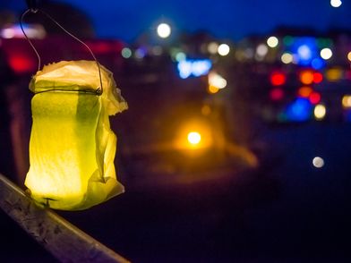 Laterne mit vielen kleinen Lichtern im Hintergrund