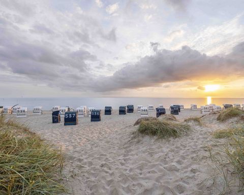 Sonnenuntergang am Strand mit Dünen und Strandkörben