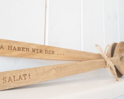 Salatbesteck aus Holz mit Gravur