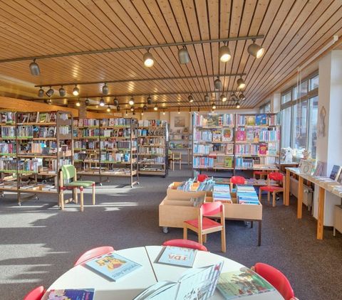 Bücherregale und Tische zum lesen in der Bücherei Horumersiel