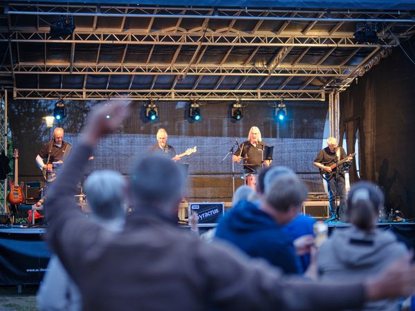 Eine Band spielt auf der Bühne des Friesenfestival
