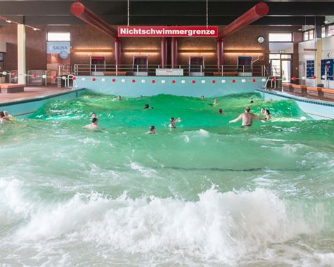 Großes Schwimmbecken im Meerwasser-Hallenwellenbad